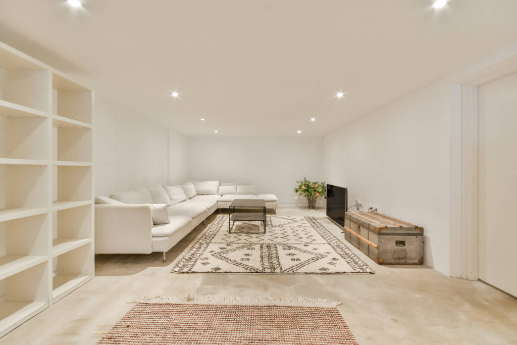 spacious-basement-in-modern-flat